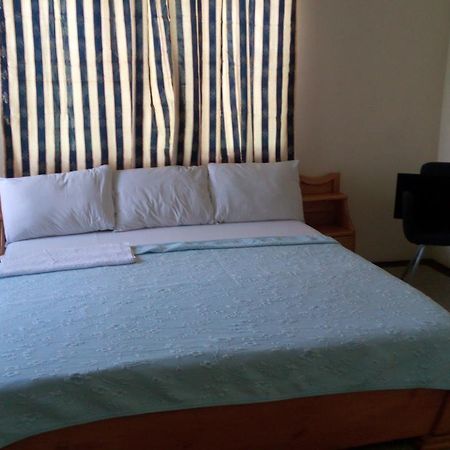 M-R Lodge Mankesim Εξωτερικό φωτογραφία
